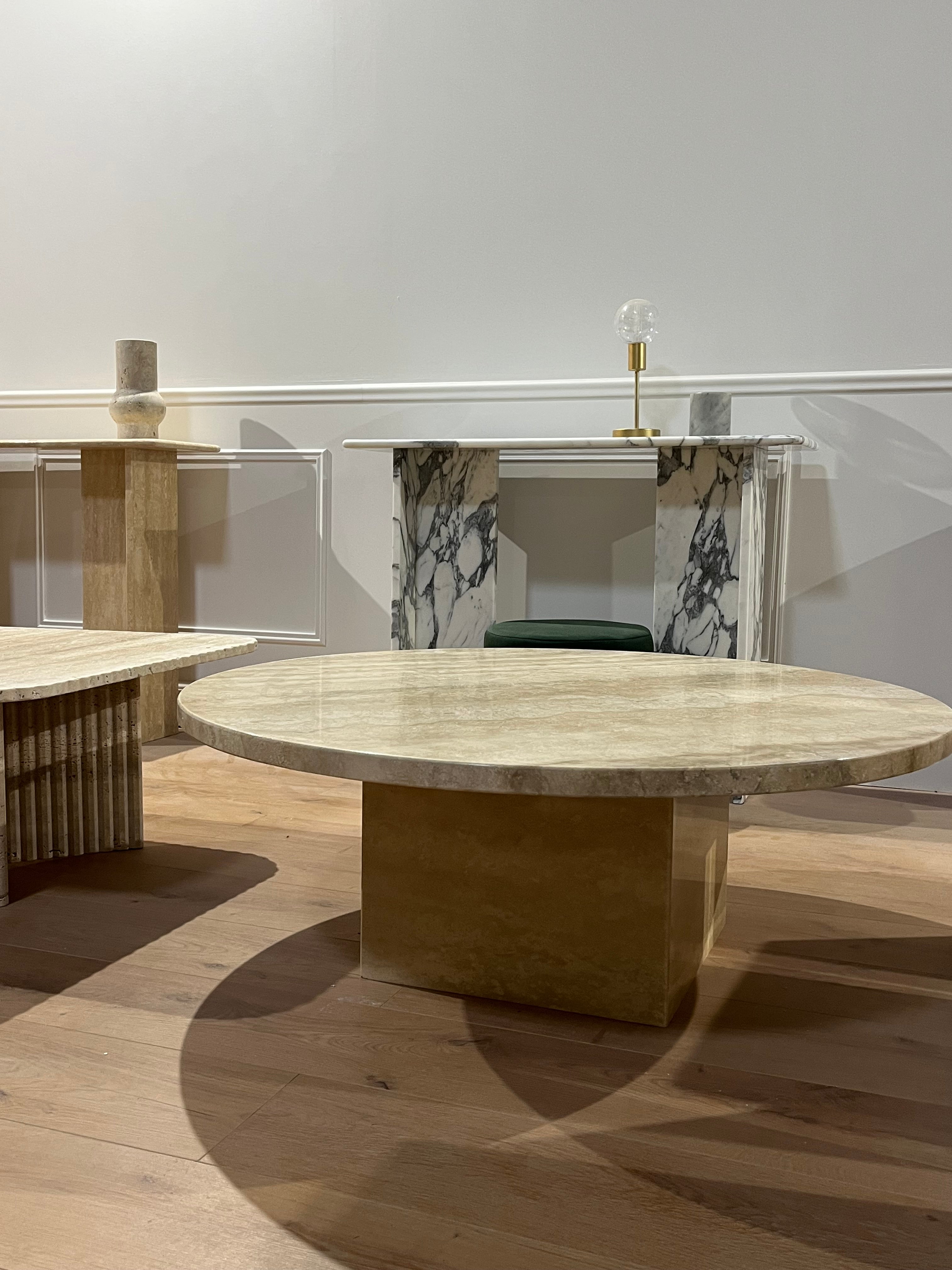 Table basse ronde base carrée en travertin - GIPSY HOME