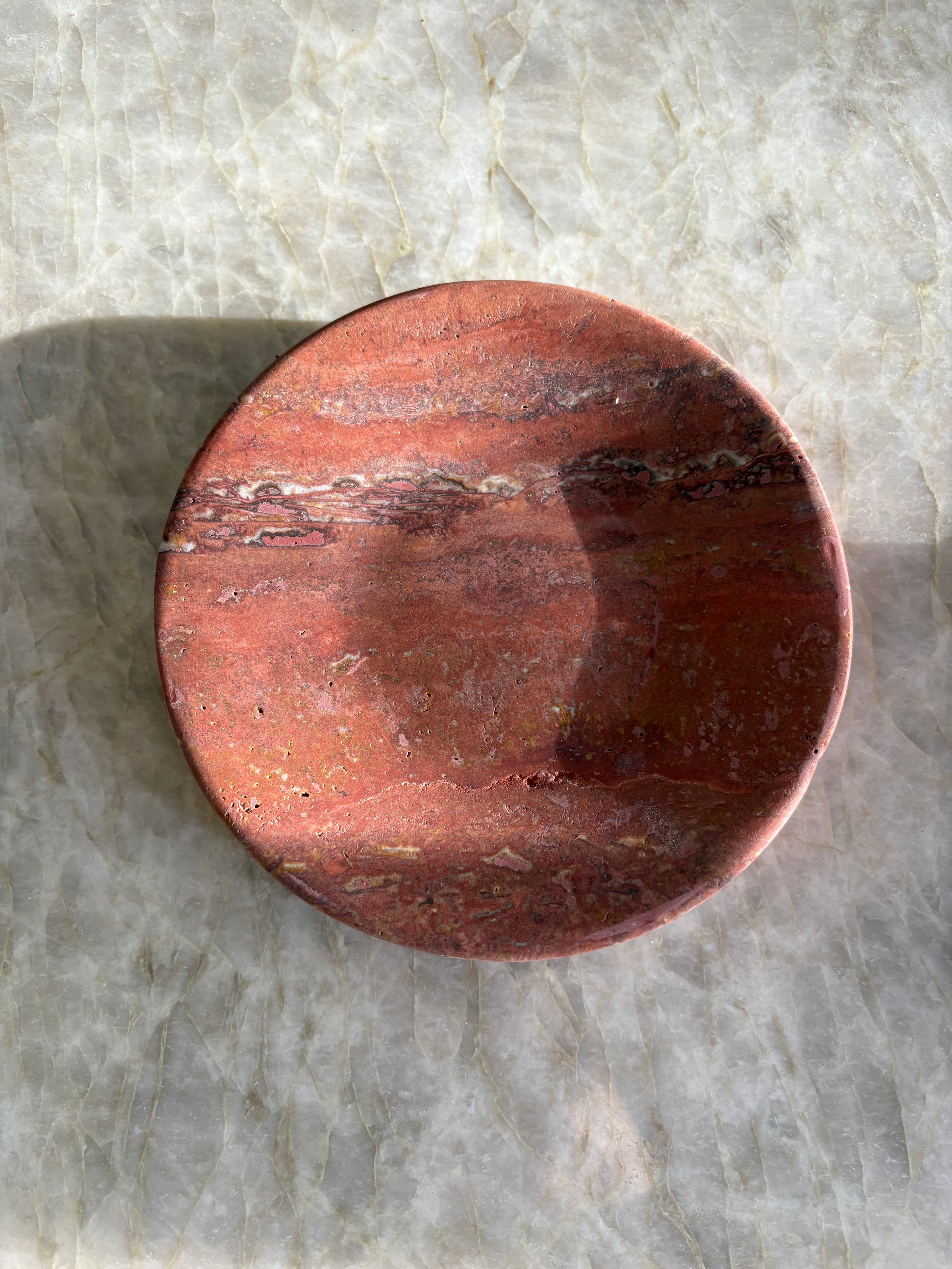 Petit plateau en travertin rouge