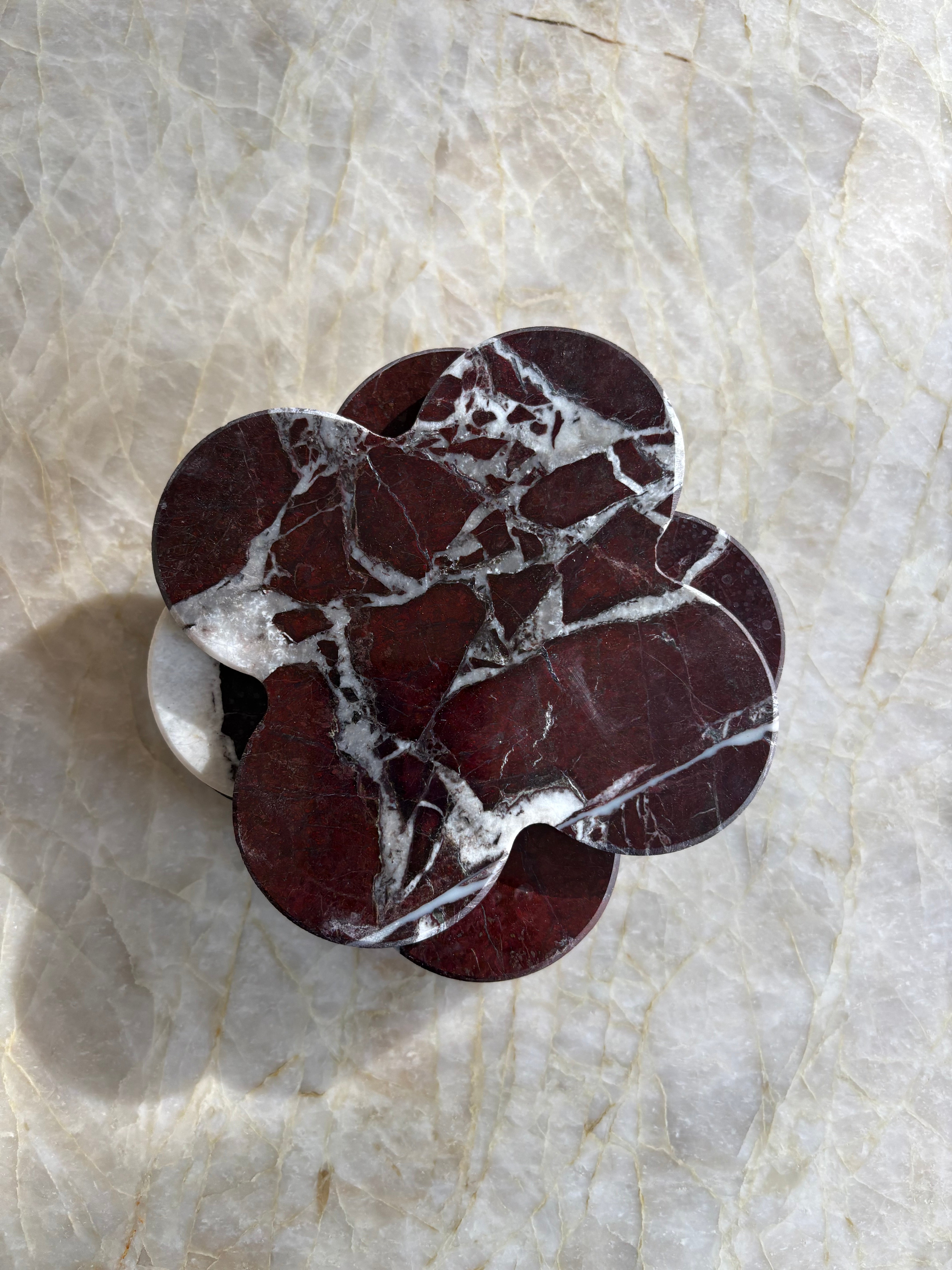 Dessous de verres nuage trèfle en marbre rouge (lot de 4)