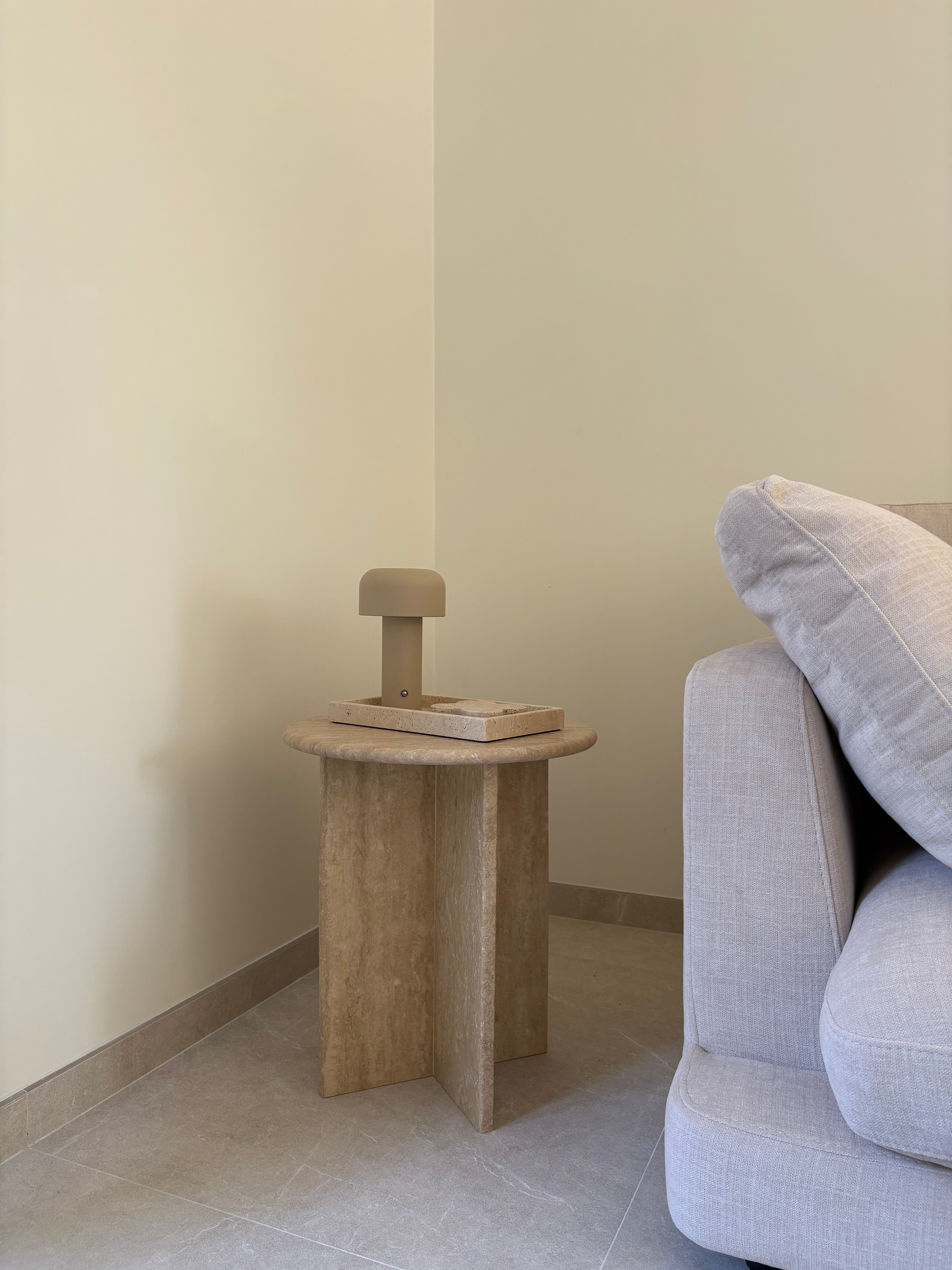 Table d’appoint ronde ou table de chevet 100% Travertin (brut ou poli)