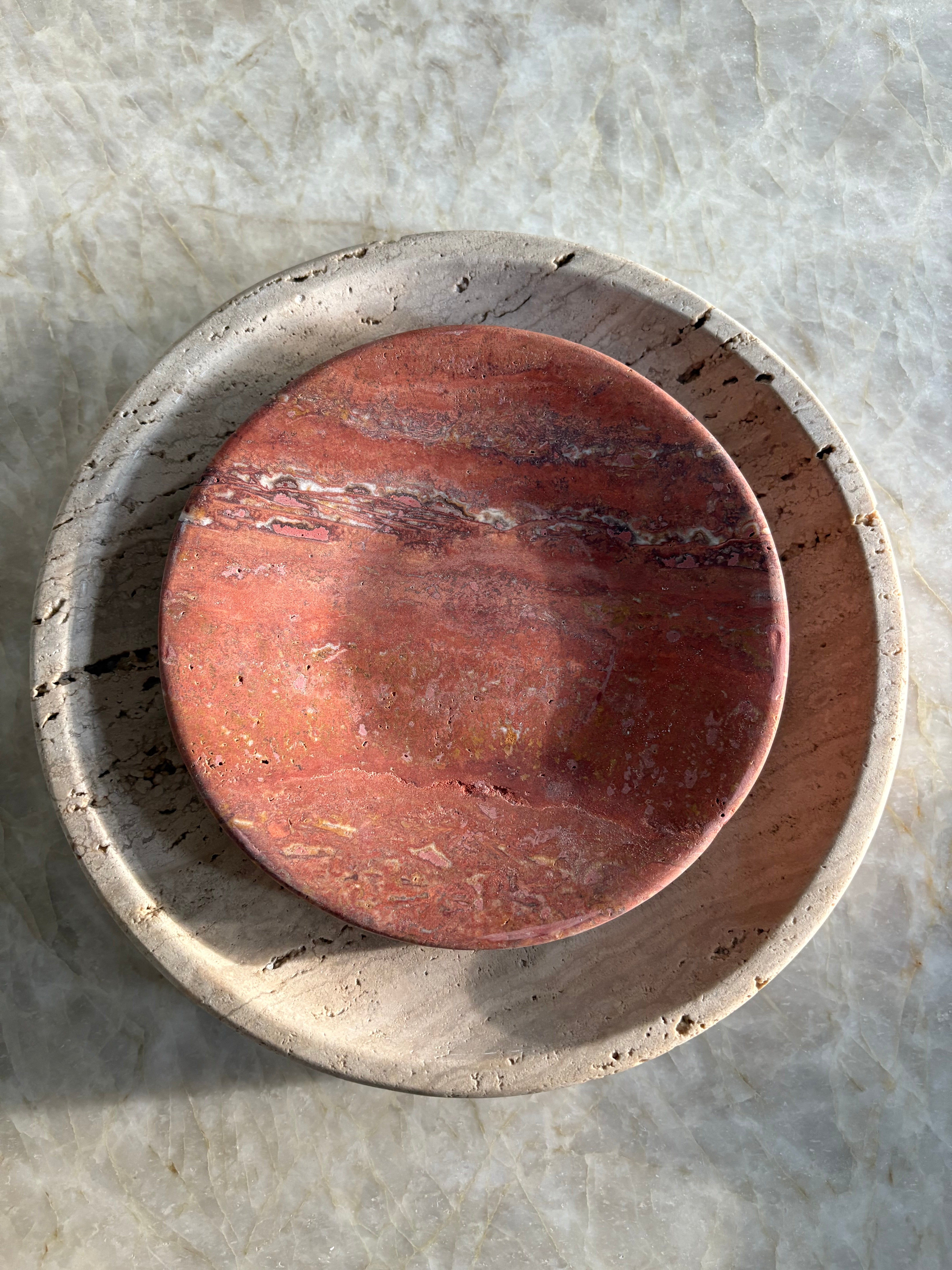 Petit plateau en travertin rouge