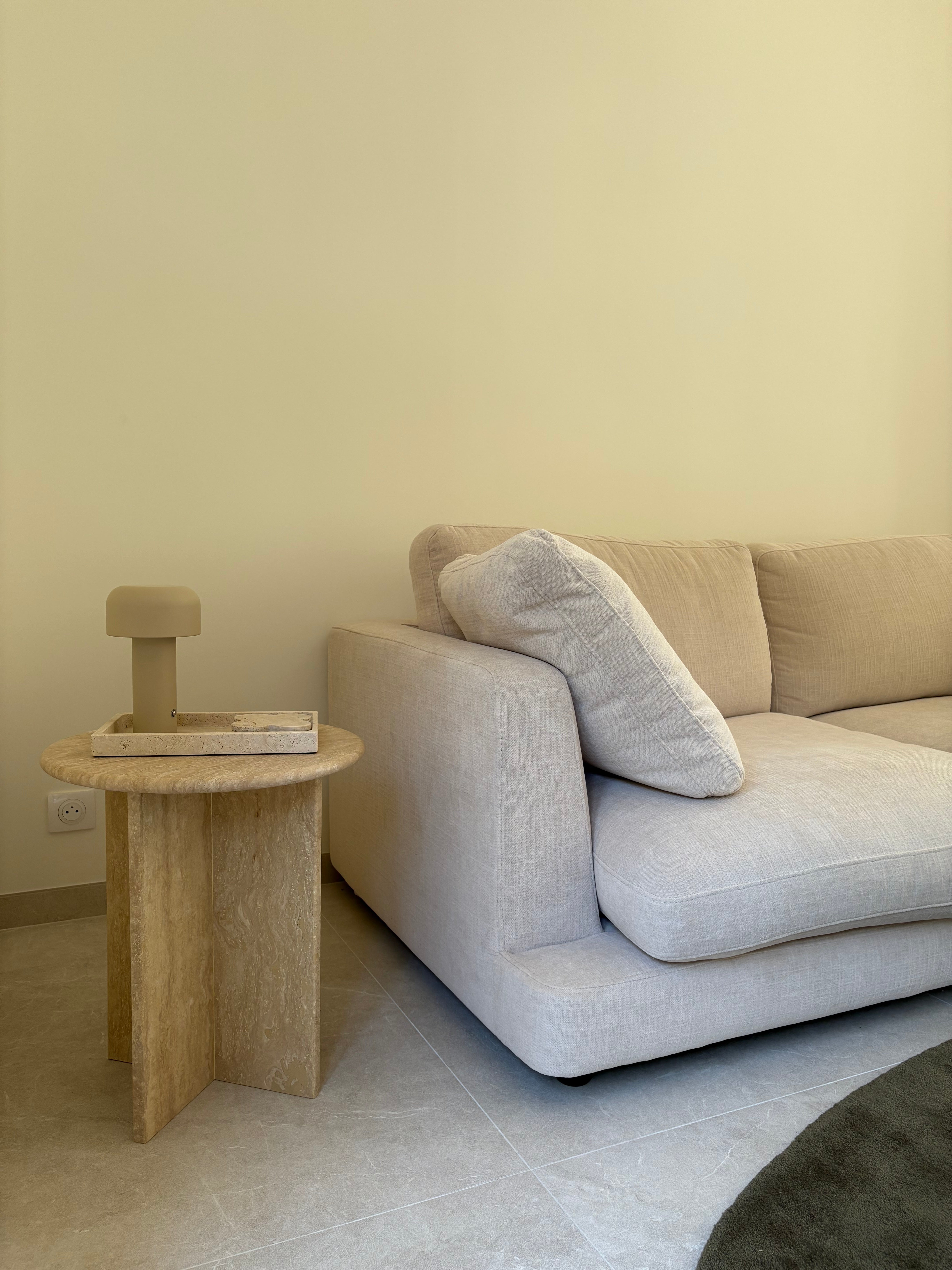 Table d’appoint ronde ou table de chevet 100% Travertin (brut ou poli)