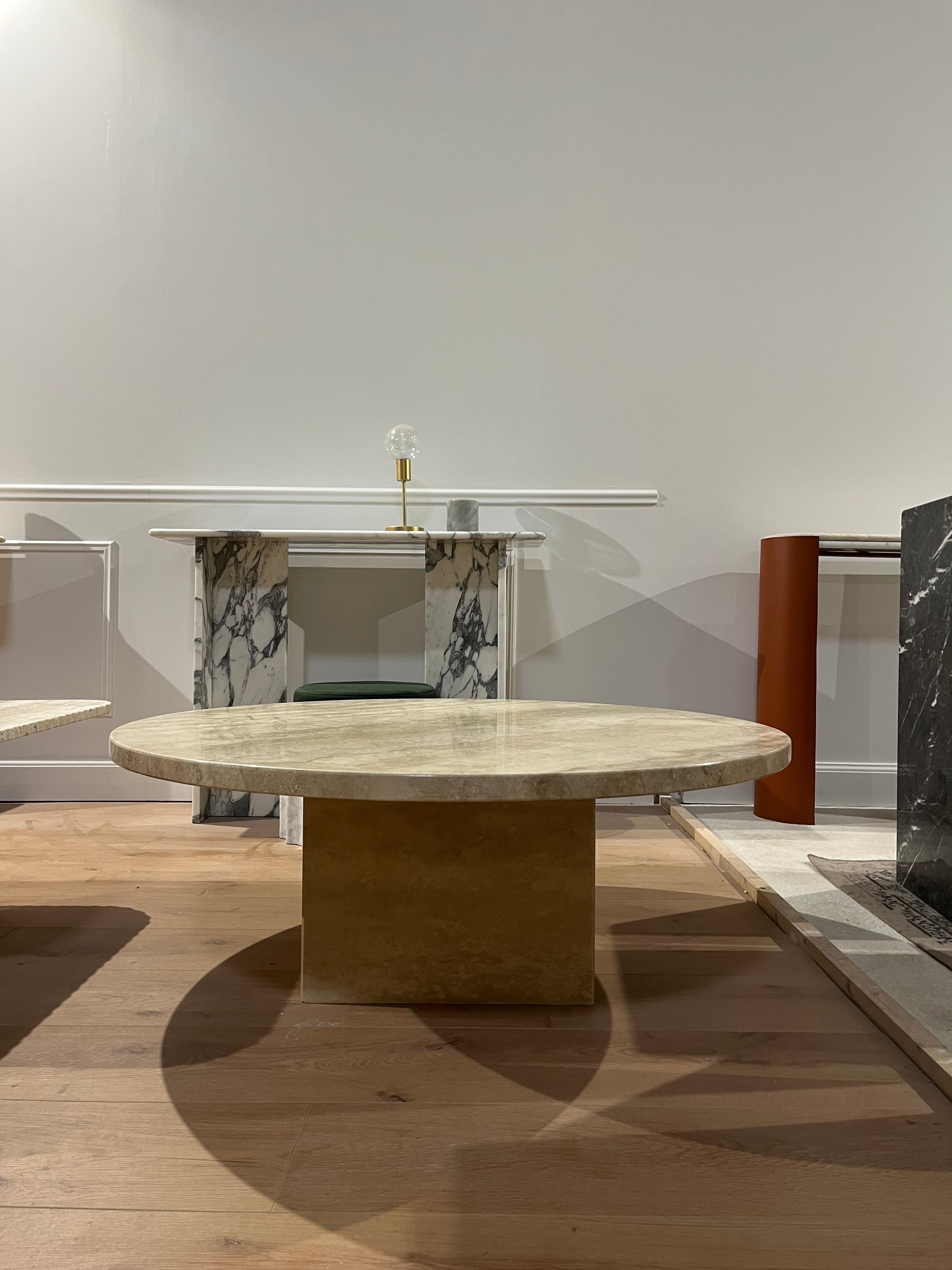 Table basse ronde base carrée en travertin - GIPSY HOME