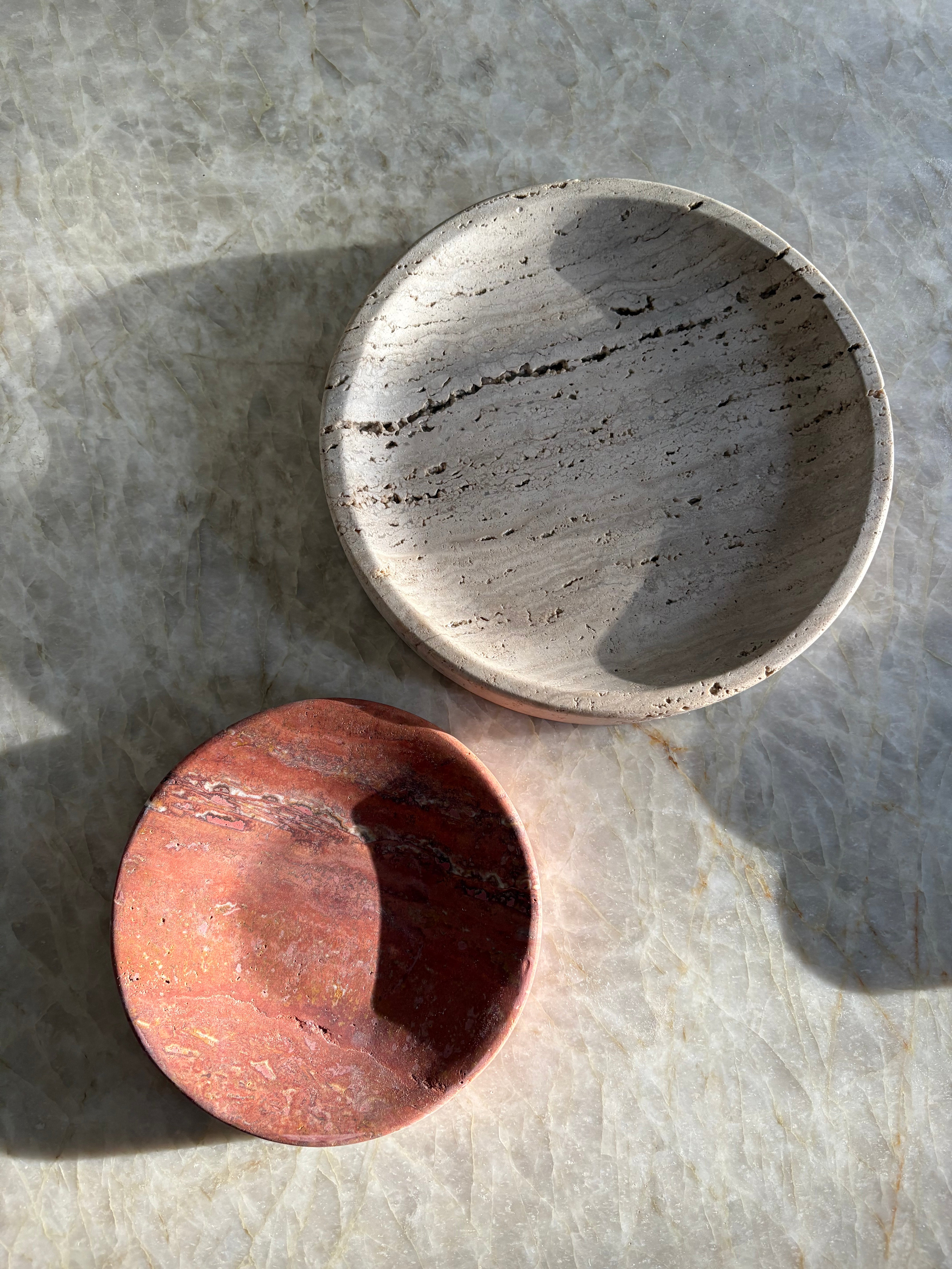 Petit plateau en travertin rouge