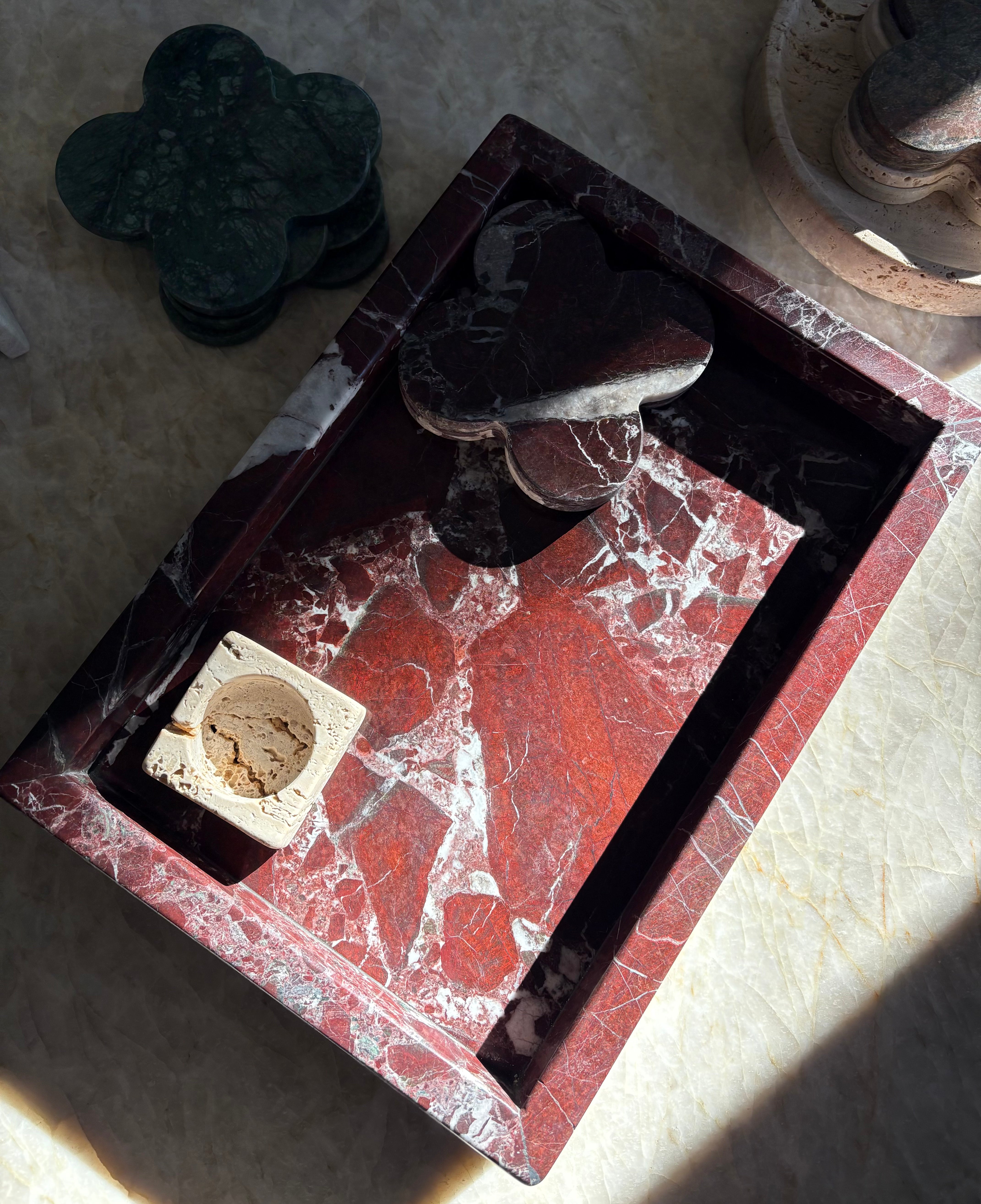 Plateau en marbre rouge