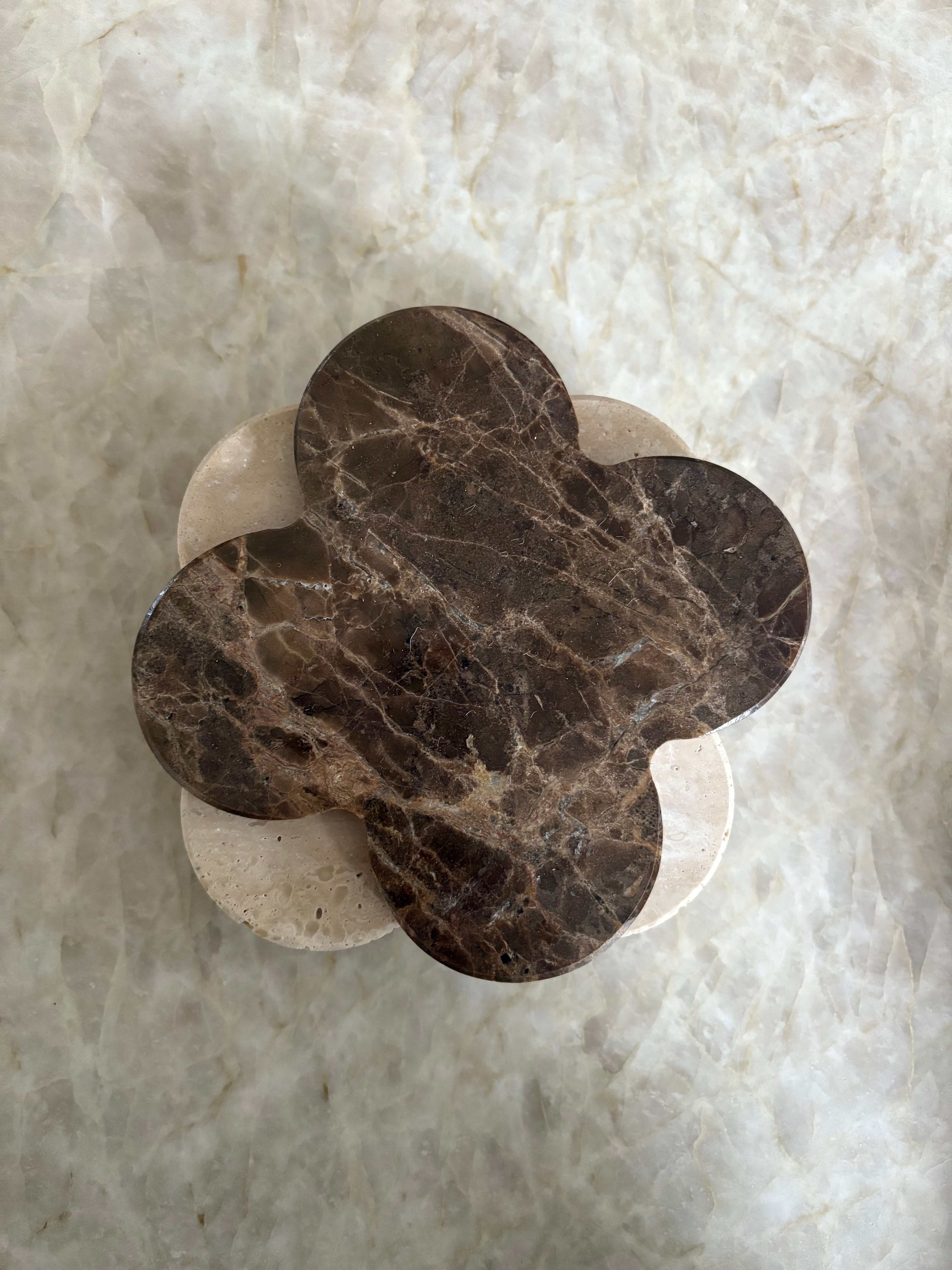 Dessous de verres nuage trèfle en marbre marron & travertin (lot de 4)