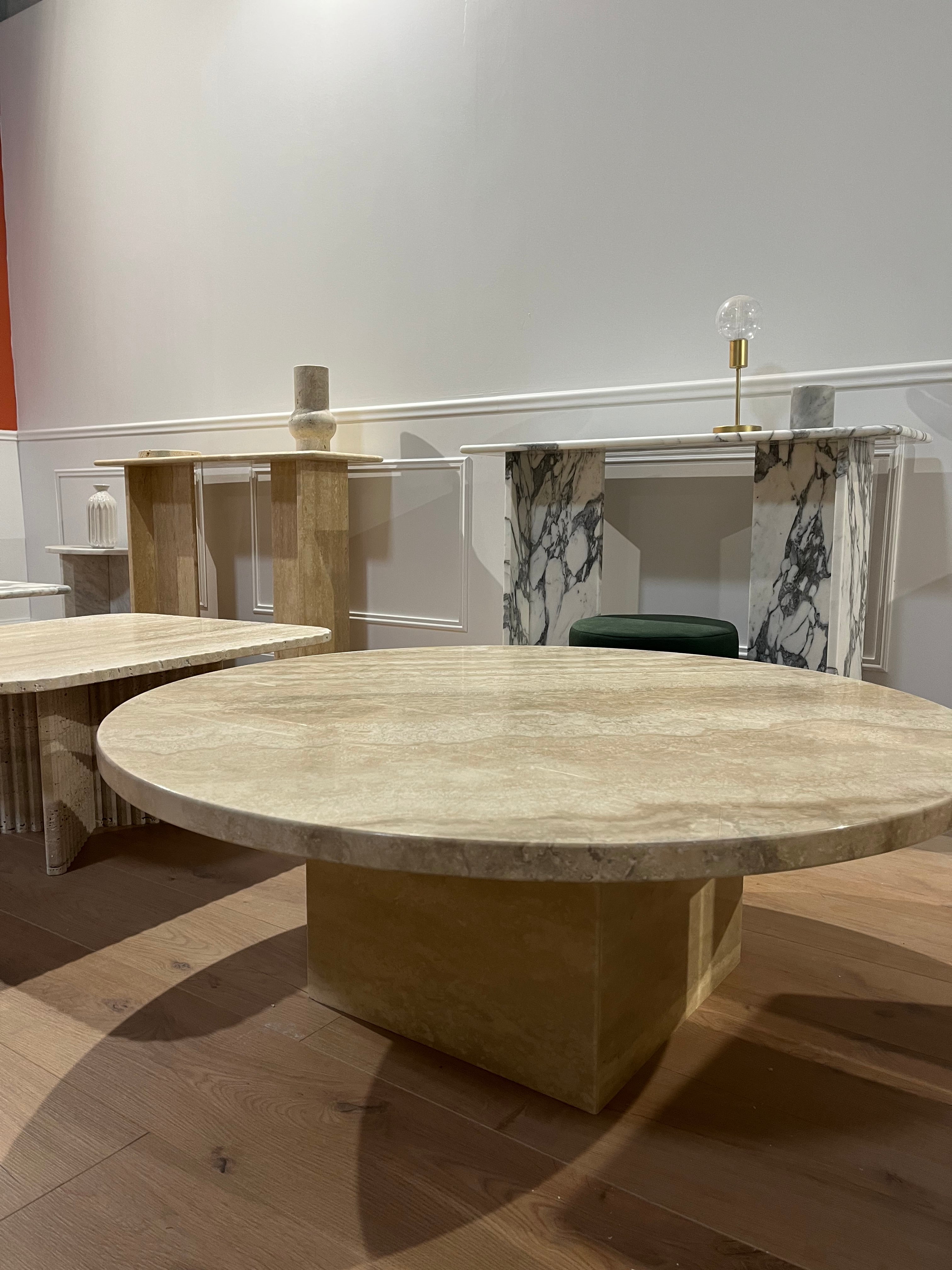 Table basse ronde base carrée en travertin - GIPSY HOME