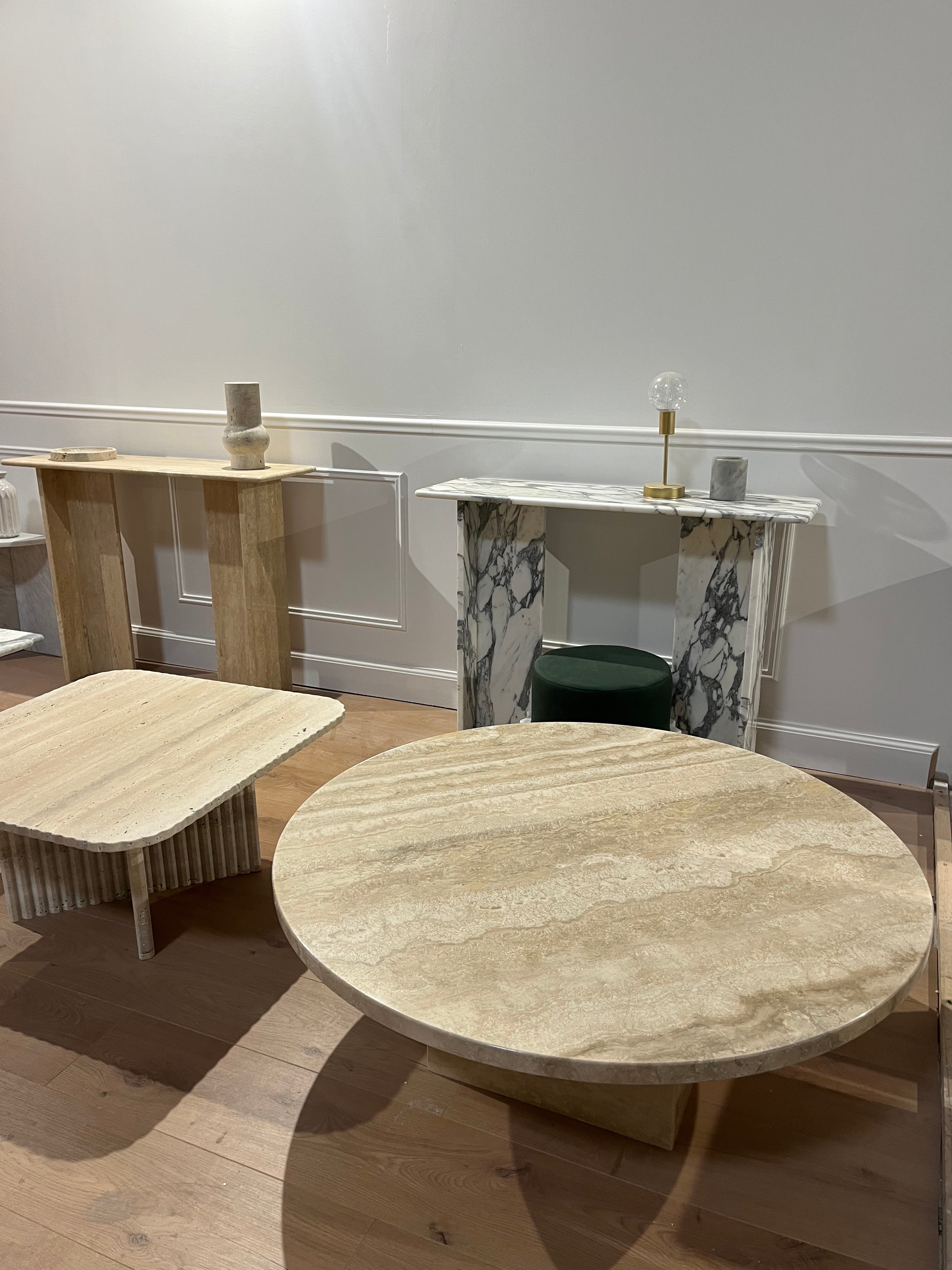 Table basse ronde base carrée en travertin - GIPSY HOME