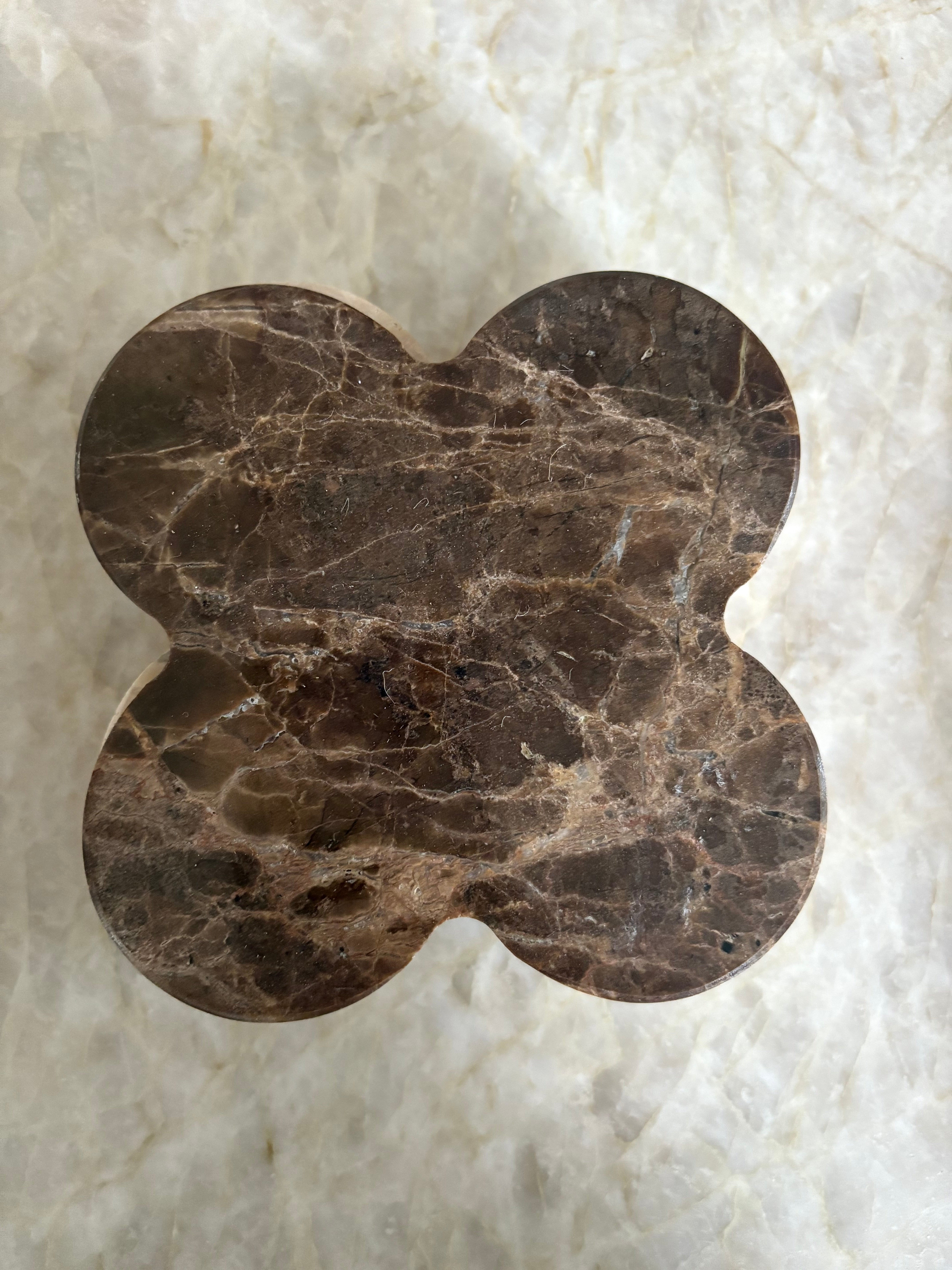 Dessous de verres nuage trèfle en marbre marron & travertin (lot de 4)