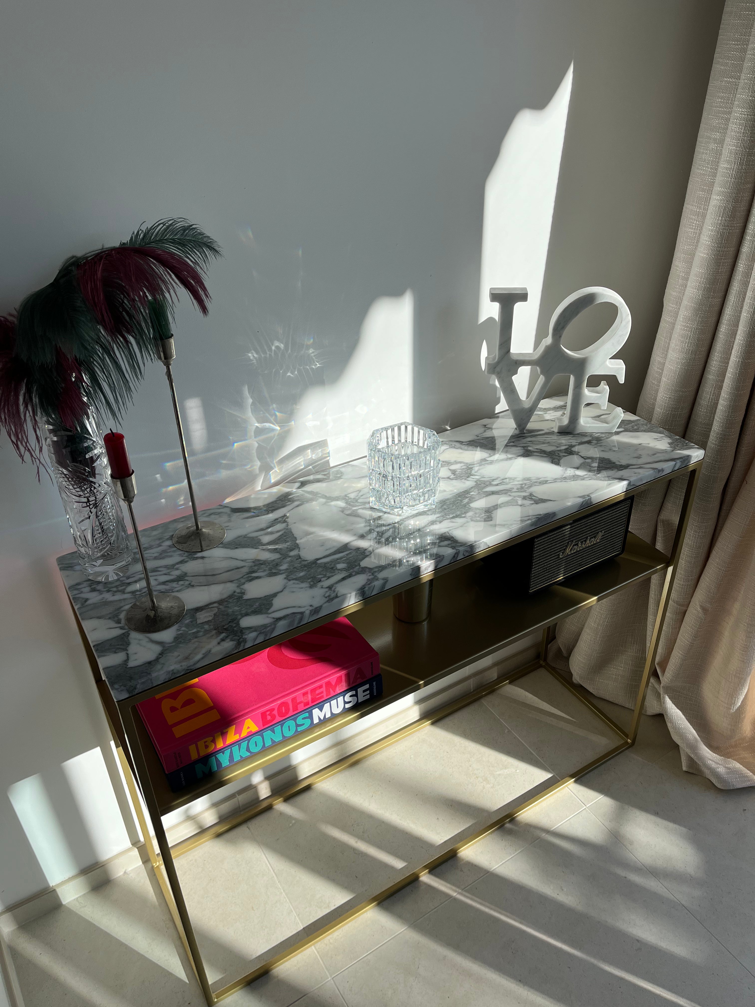 pré commande Console avec étagère & Arabescato
