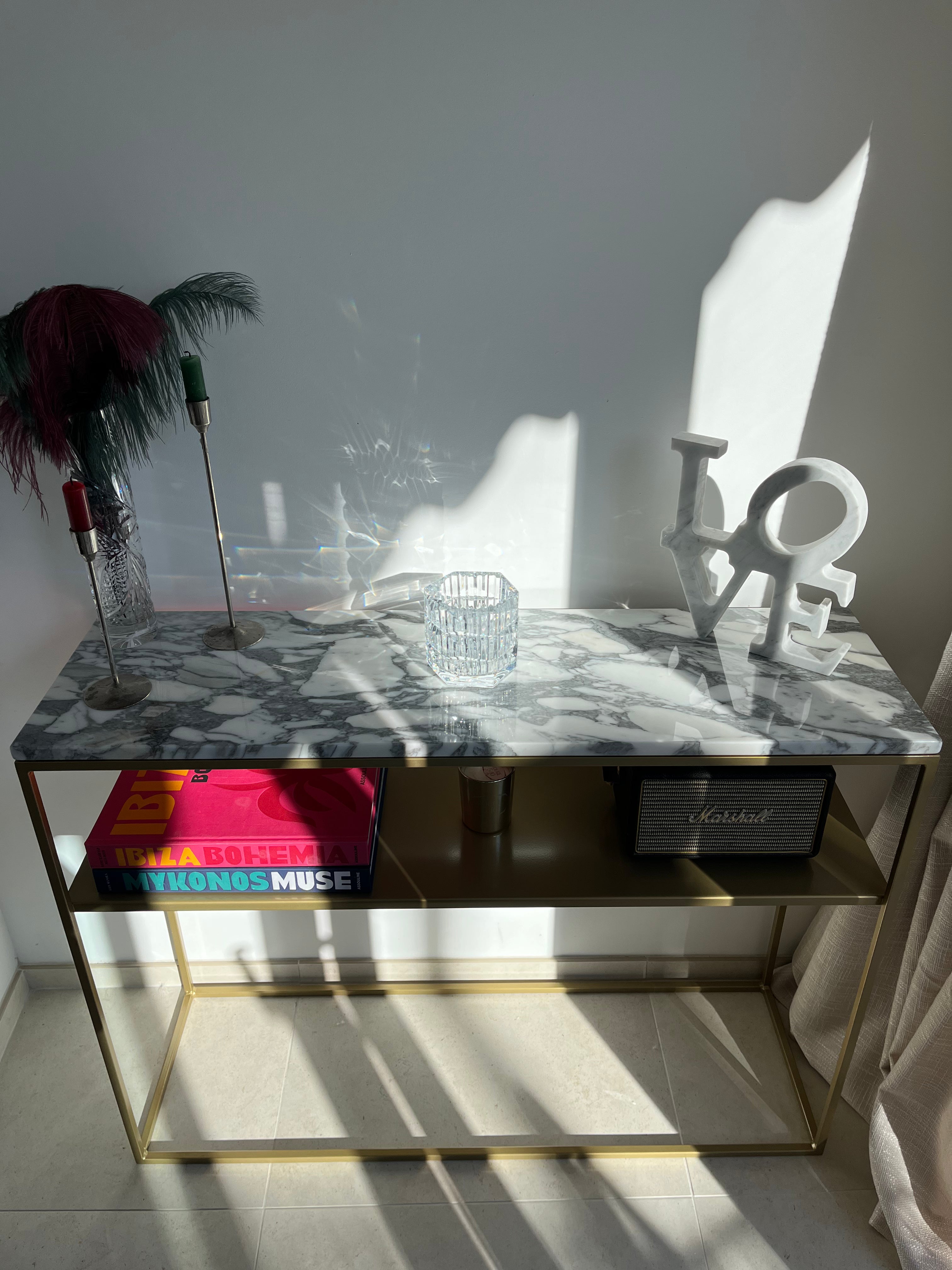 pré commande Console avec étagère & Arabescato