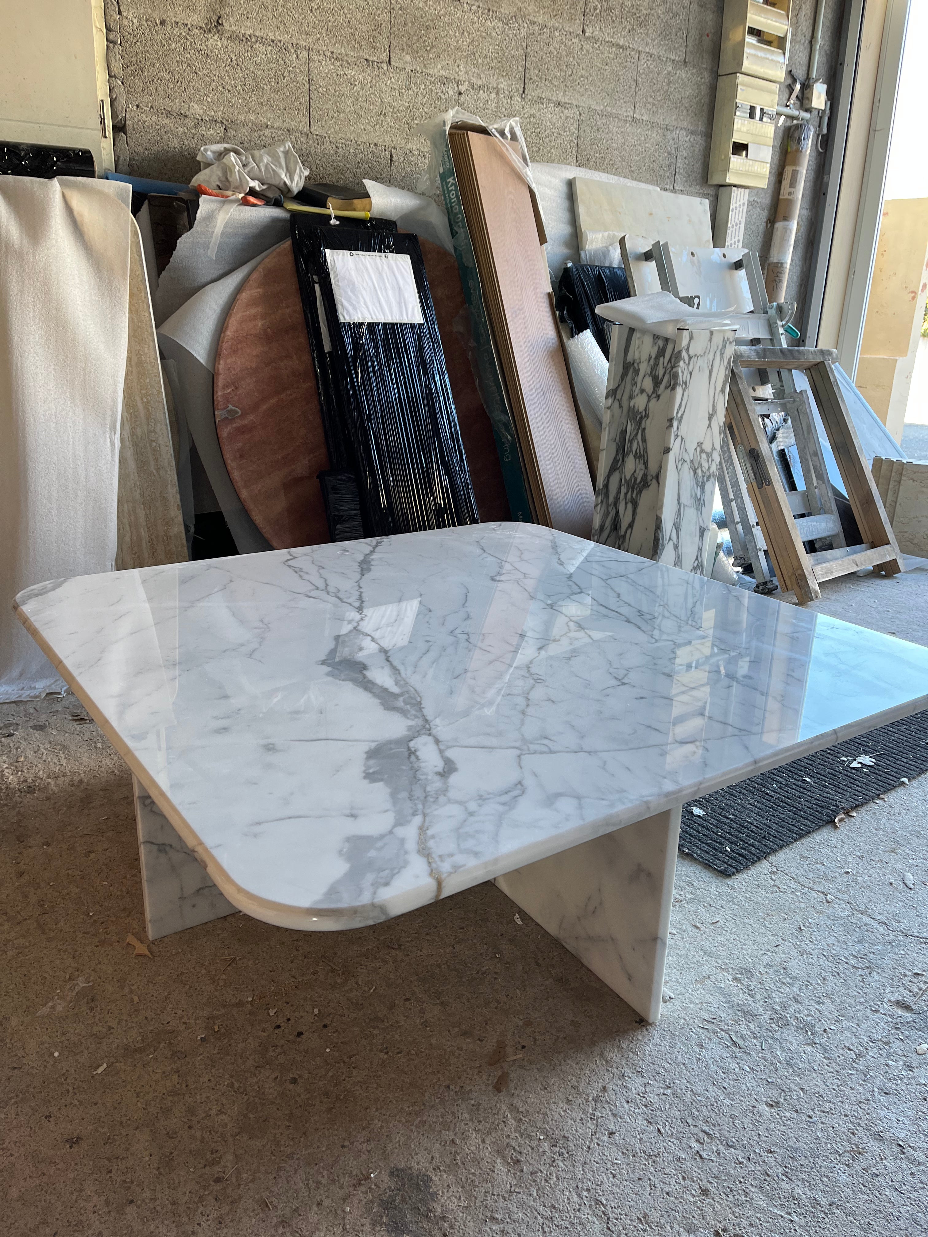 PRÉ-COMMANDE Table carrée 100% marbre calacatta