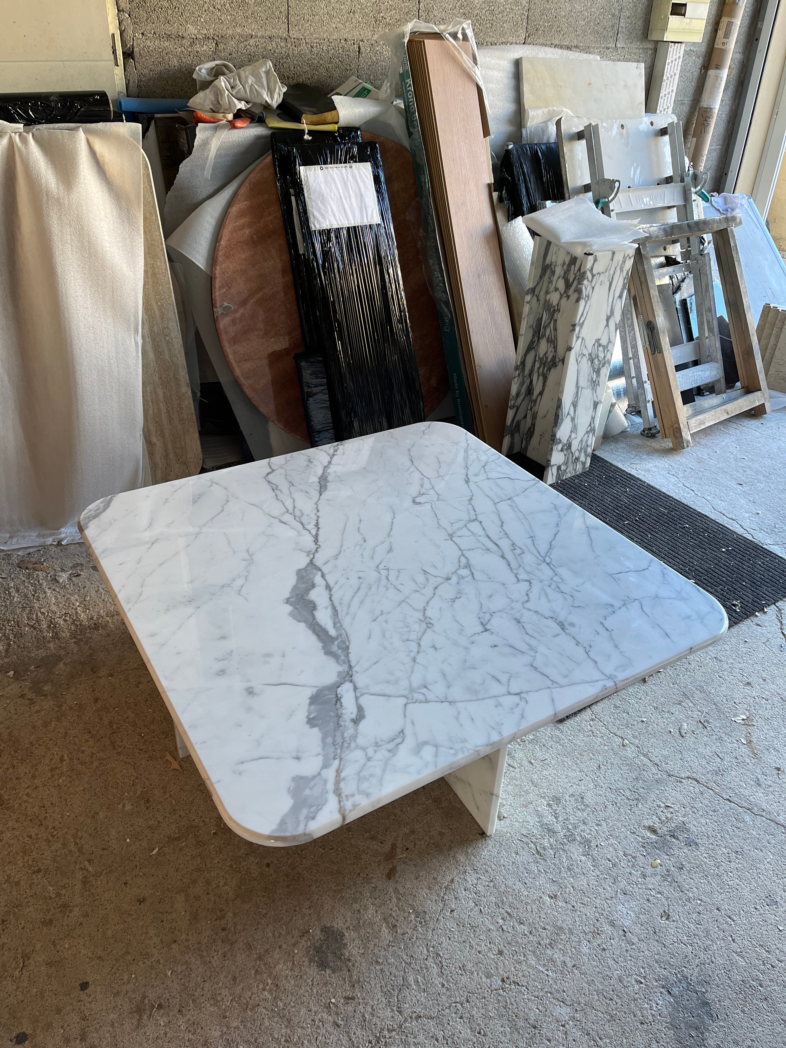 PRÉ-COMMANDE Table carrée 100% marbre calacatta